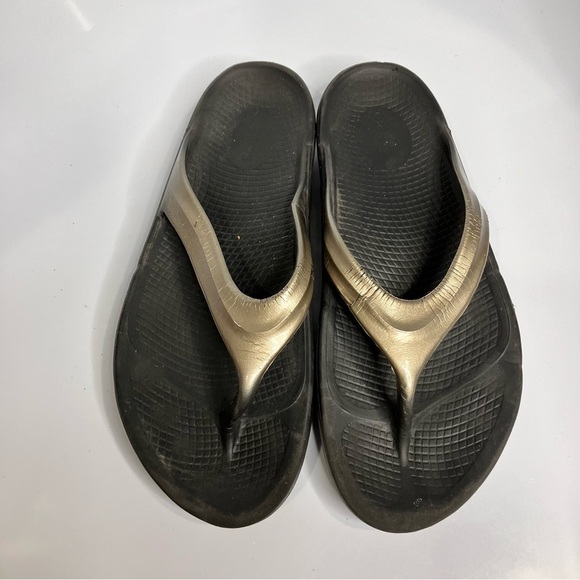 Oofos oolala sandals size 11 gold black - Picture 2 of 11